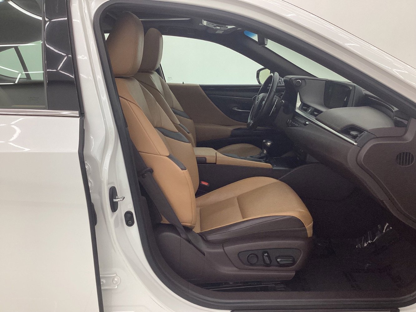 Used 2020 Lexus ES 300h w/ Premium Package image 15