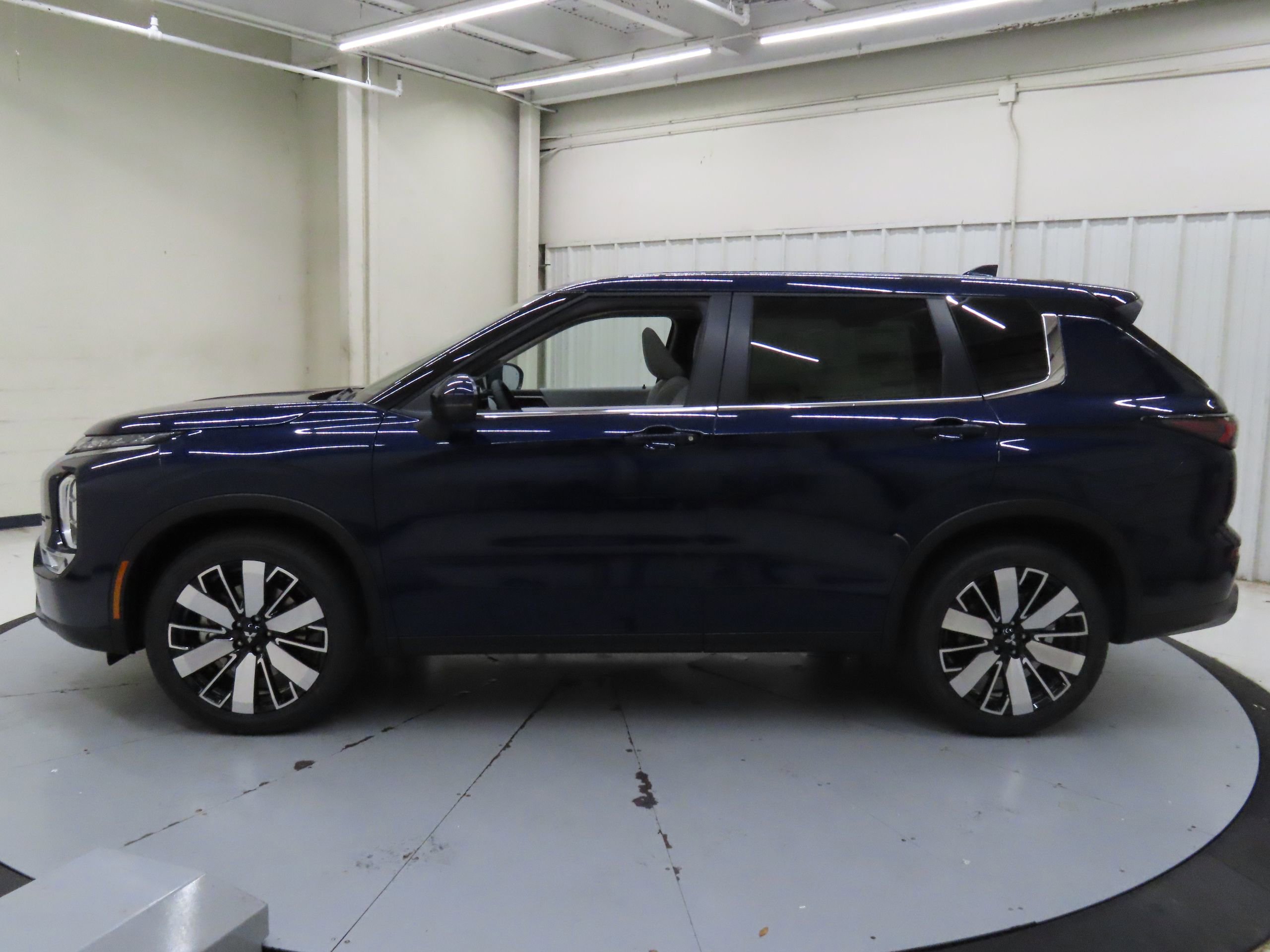 New 2025 Mitsubishi Outlander SE image 6