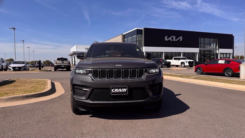 Used 2026 Jeep Grand Cherokee Laredo AWD/4WD image 2