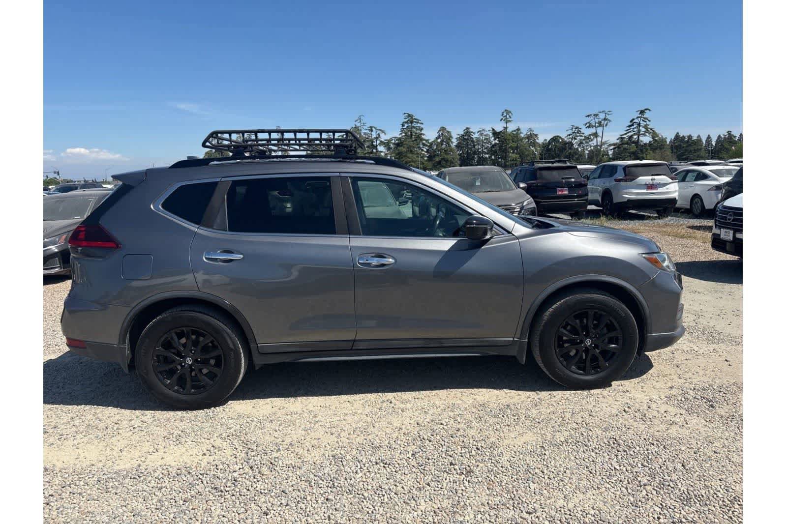 Used 2018 Nissan Rogue SV image 9