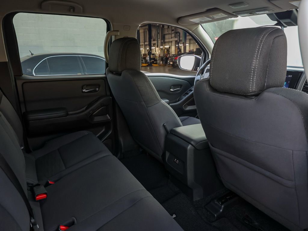 Used 2023 Nissan Frontier SV image 16