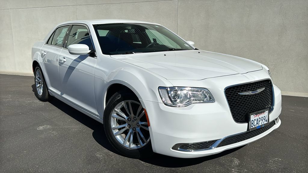 Used 2018 Chrysler 300 Touring L image 1