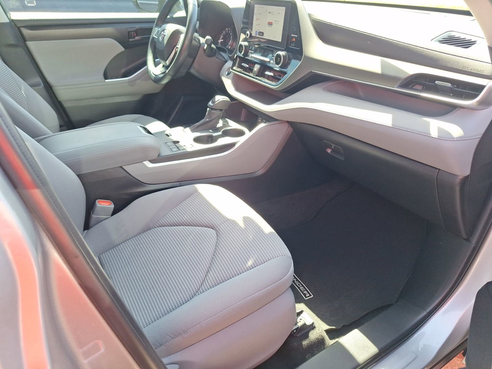 Used 2023 Toyota Highlander LE FWD image 32