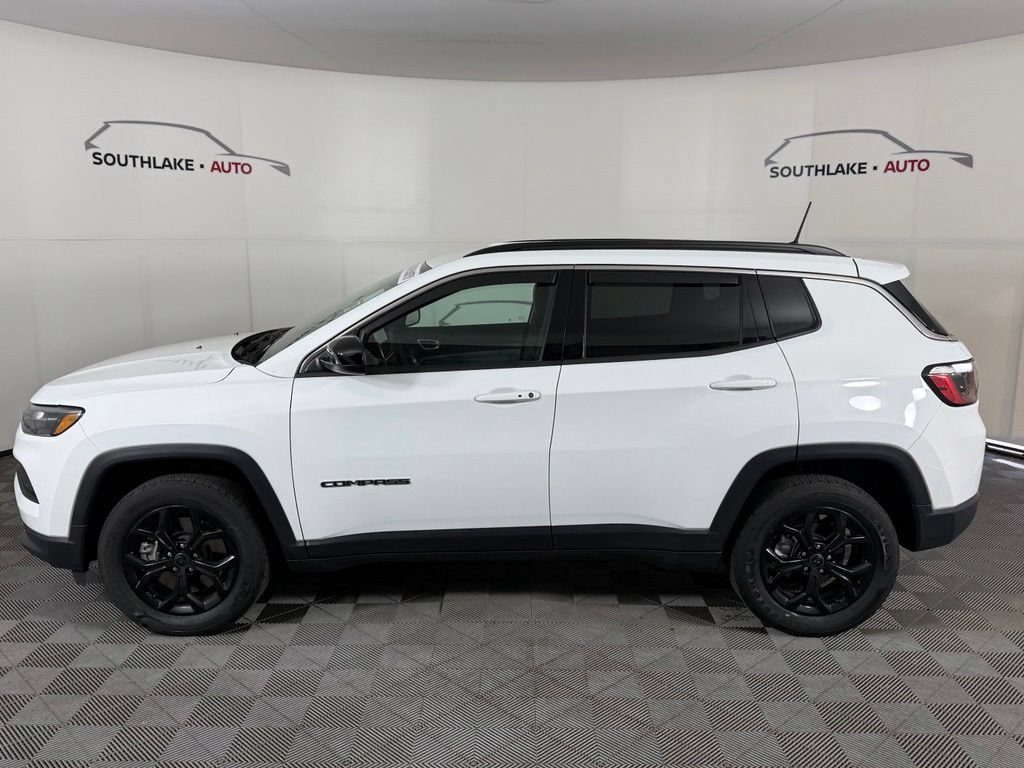 Used 2025 Jeep Compass Latitude AWD/4WD image 4