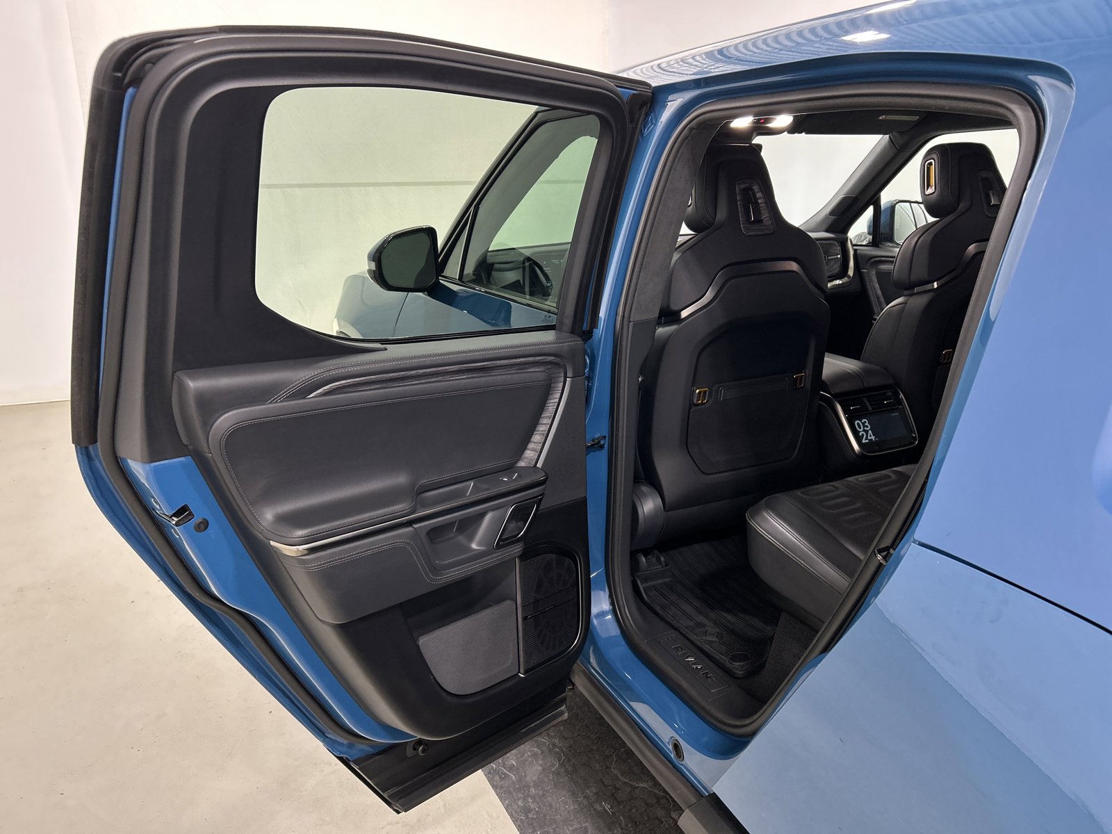 Used 2022 Rivian R1T Adventure image 17