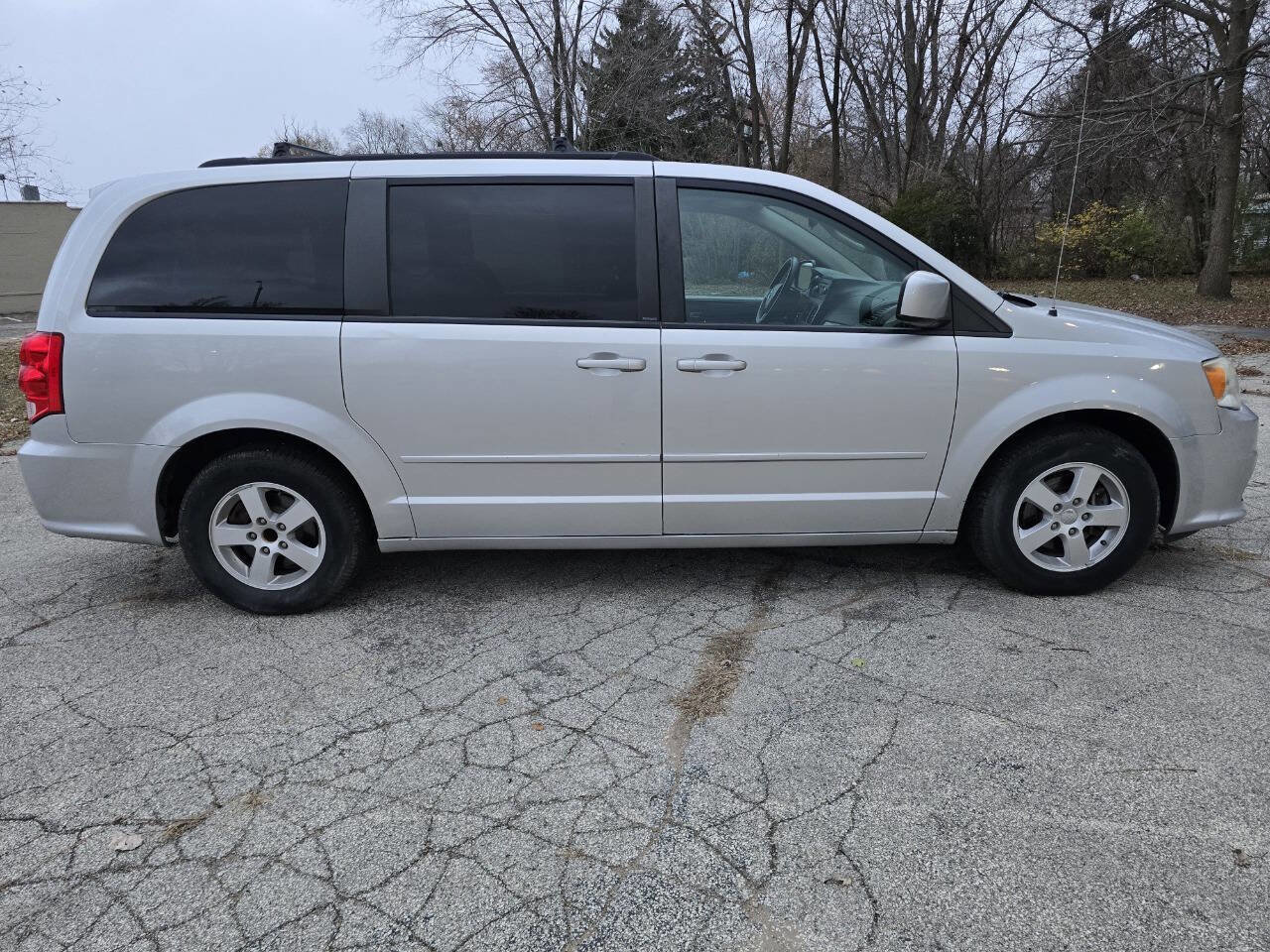 Used 2012 Dodge Grand Caravan SXT image 3