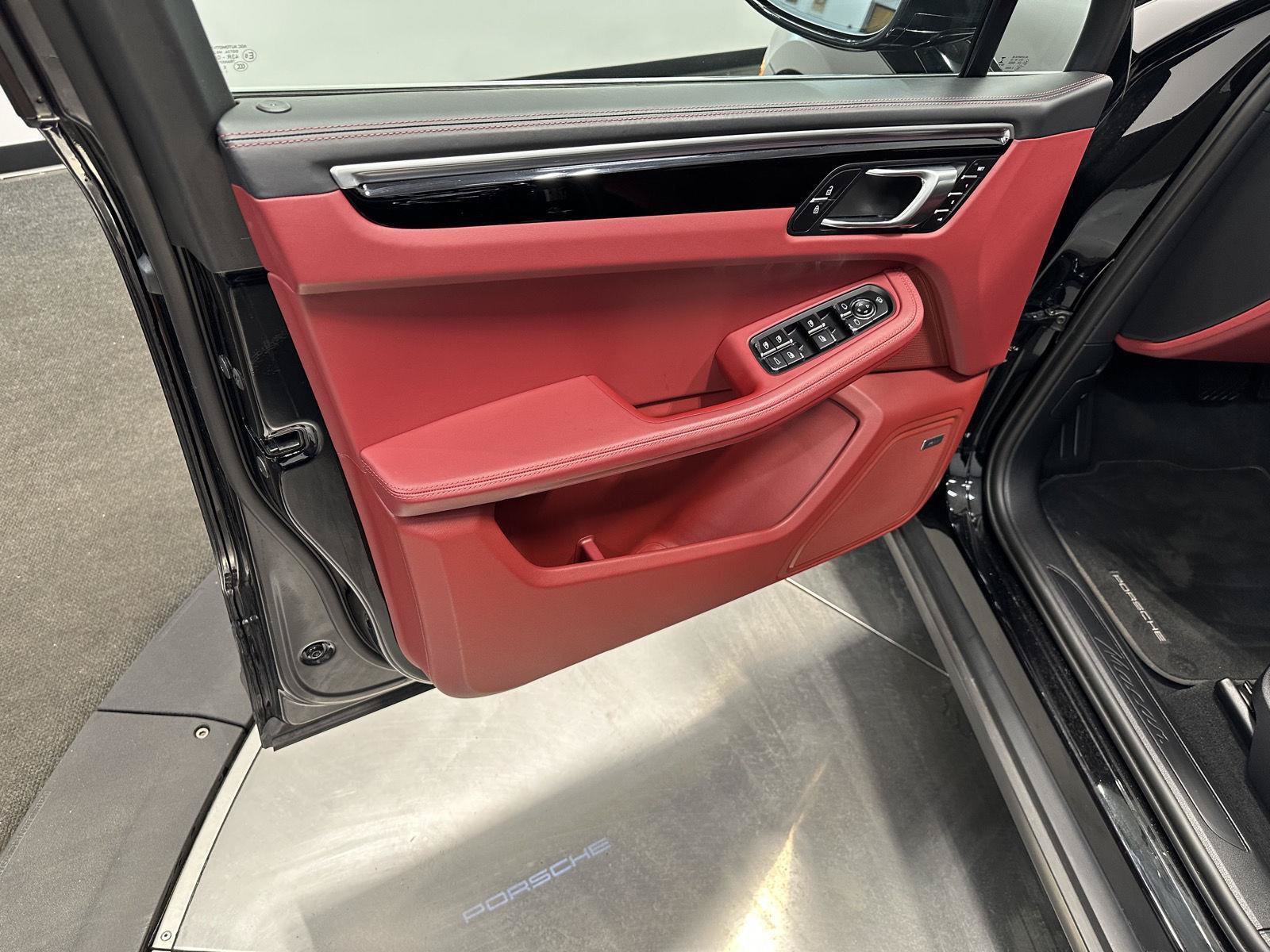 Used 2022 Porsche Macan AWD/4WD image 15