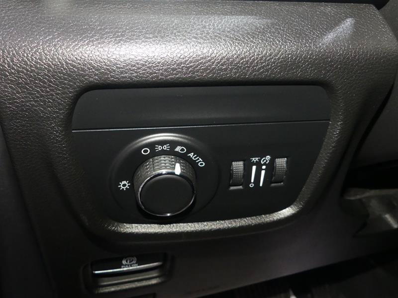 Used 2023 Jeep Grand Cherokee Laredo w/ Luxury Tech Group I AWD/4WD image 29