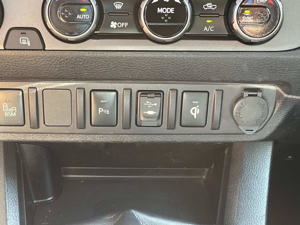 Used 2017 Toyota Tacoma TRD Off-Road w/ Premium & Technology Package AWD/4WD image 40