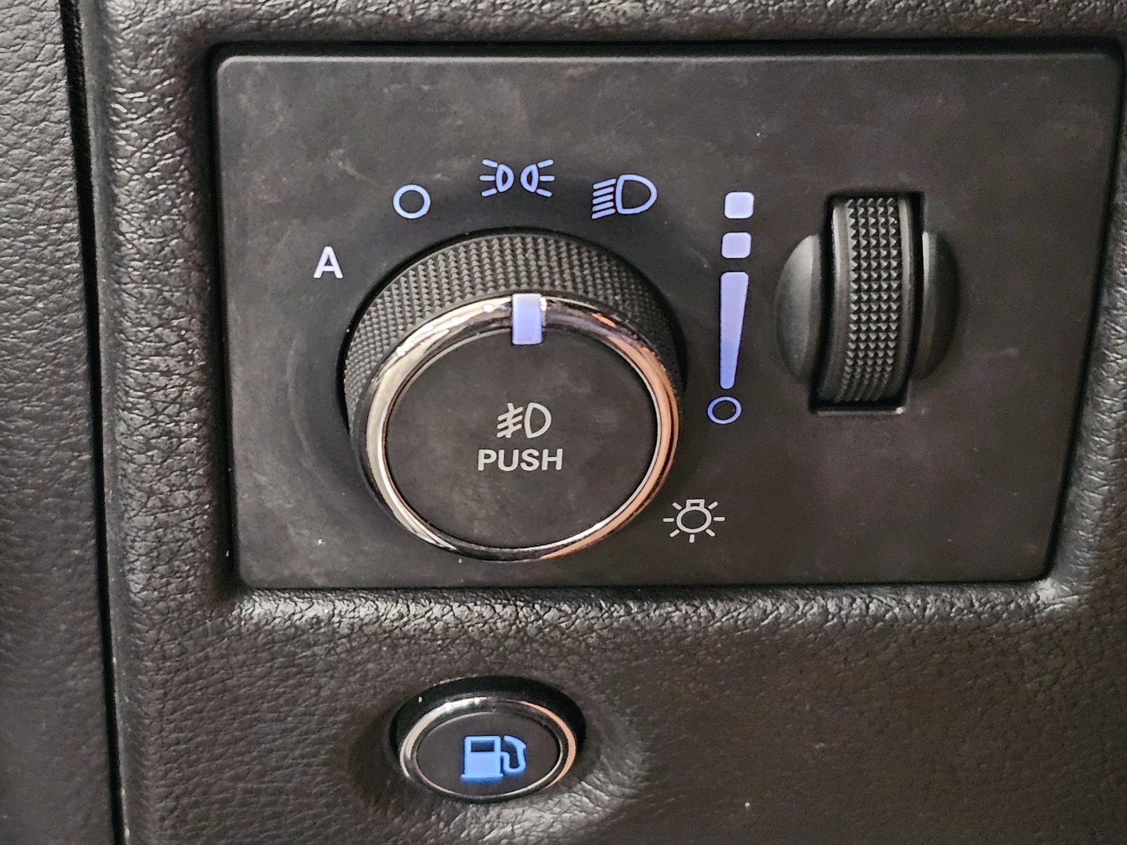 Used 2020 Jeep Grand Cherokee Limited AWD/4WD image 25