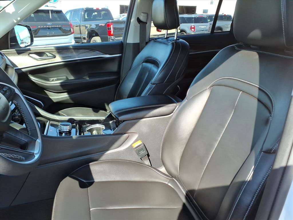 Used 2023 Jeep Grand Cherokee Limited w/ Black Appearance Package image 8