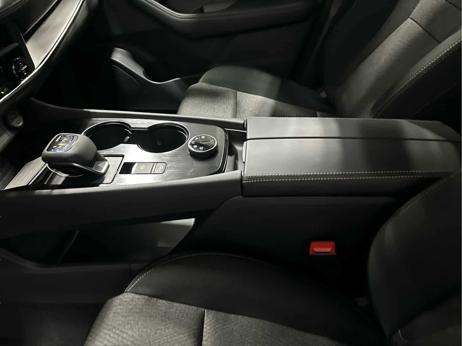 Used 2025 Nissan Rogue SV image 32