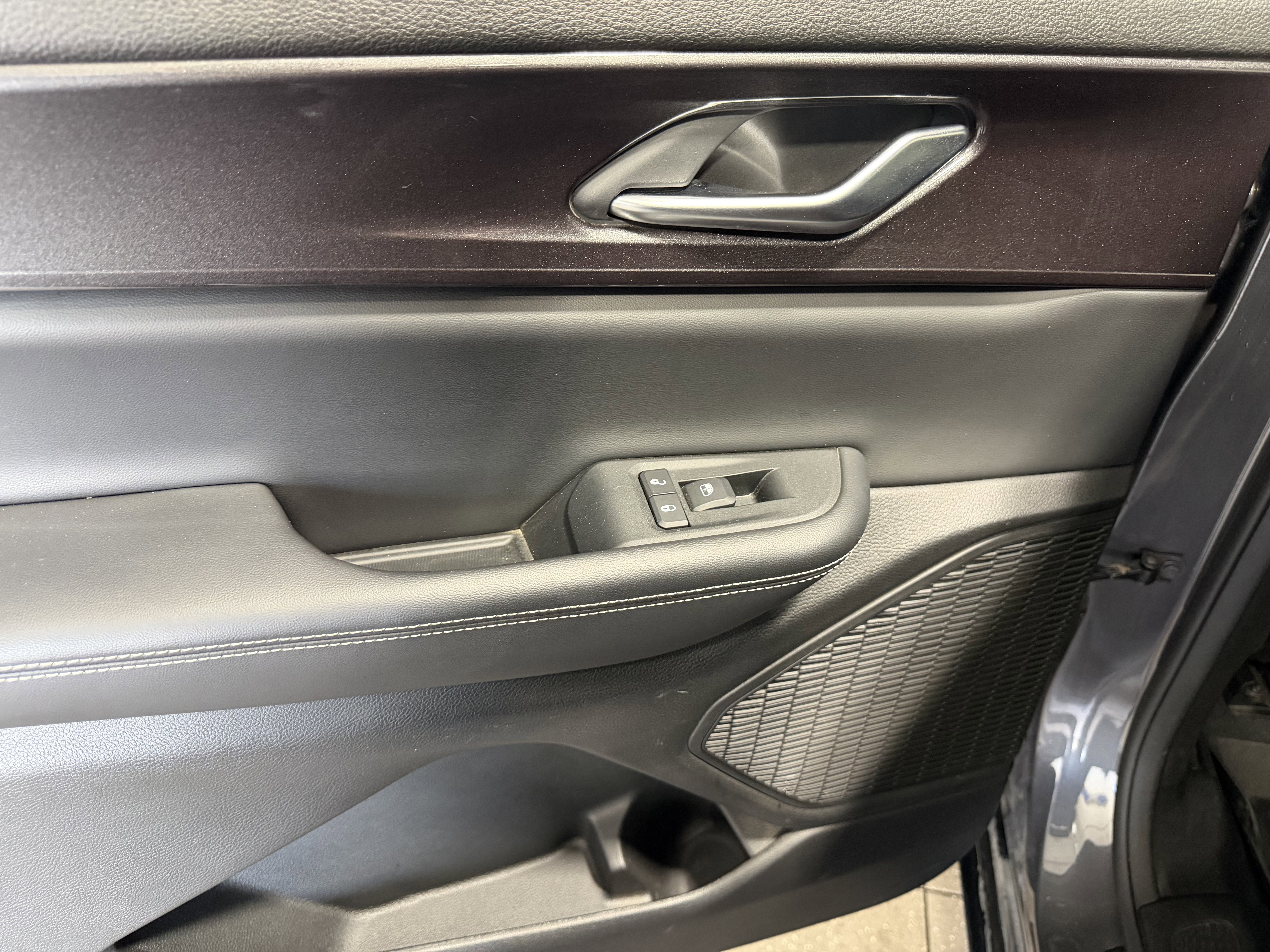 Used 2023 Jeep Grand Cherokee L Laredo image 25