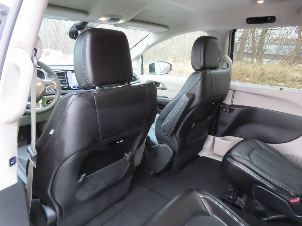 Certified 2024 Chrysler Pacifica Touring-L FWD image 20