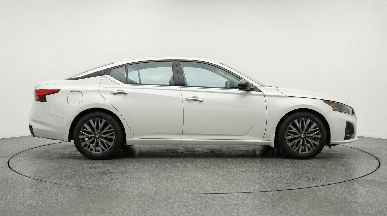 Used 2025 Nissan Altima 2.5 SV image 11