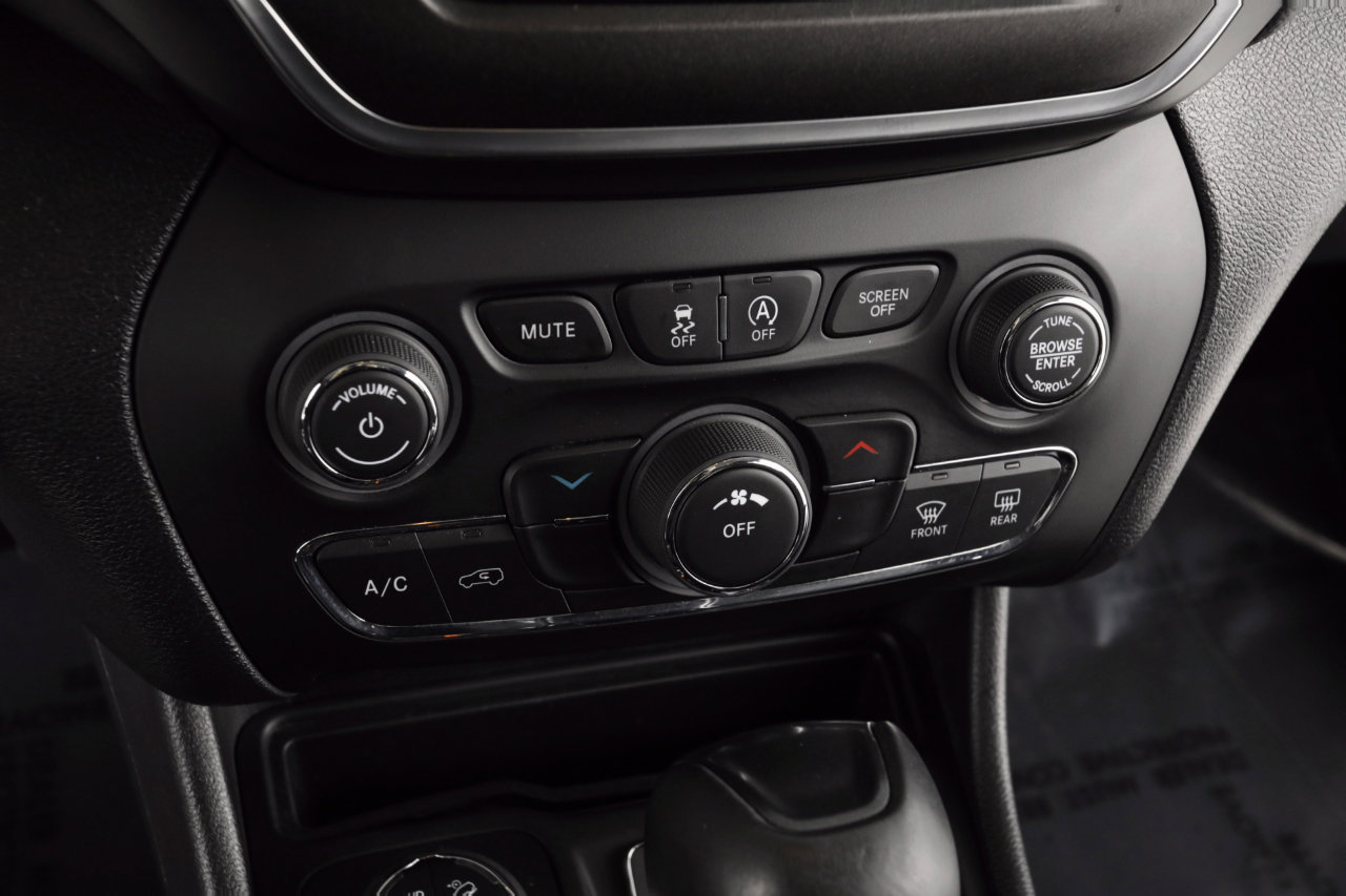 Used 2020 Jeep Cherokee Trailhawk w/ Cold Weather Group image 21