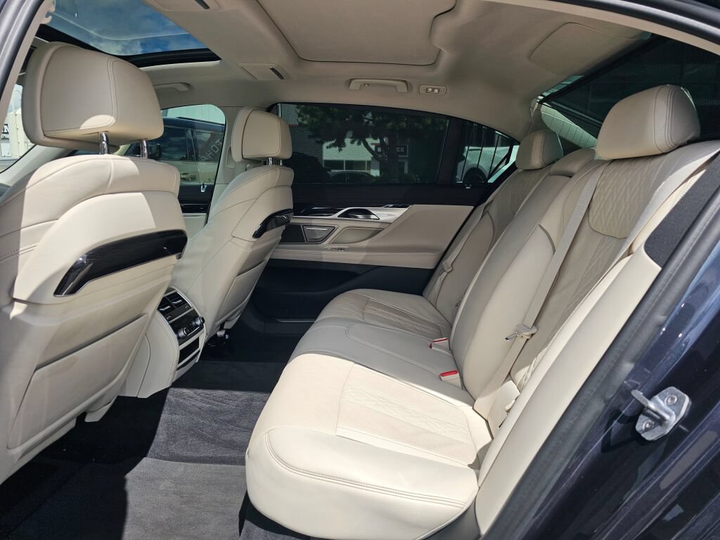 Used 2020 BMW 740i w/ Premium Package RWD image 18