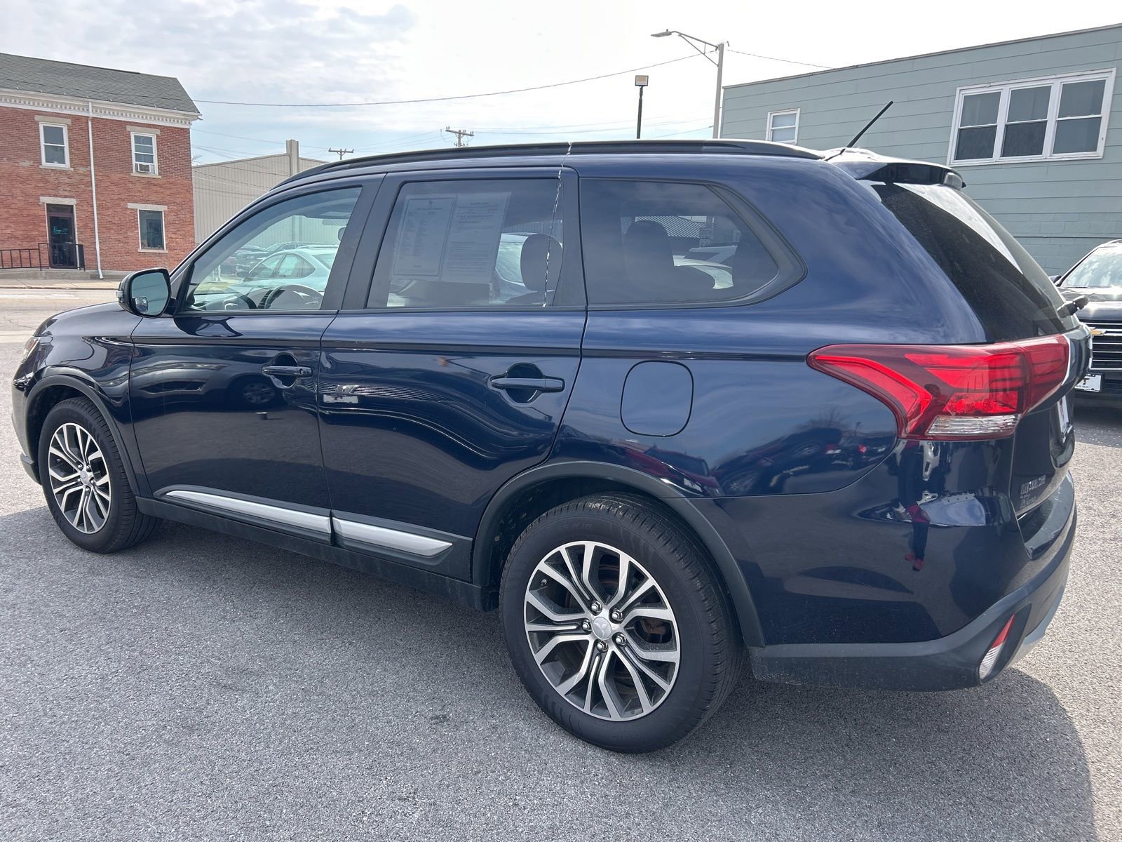 Used 2016 Mitsubishi Outlander SE image 2