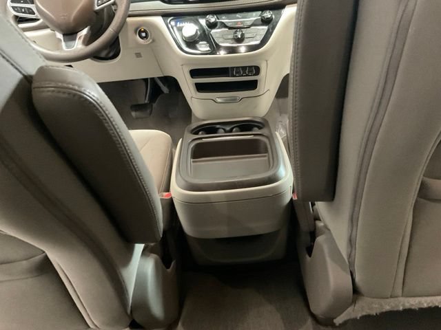 Used 2021 Chrysler Pacifica Touring FWD image 29