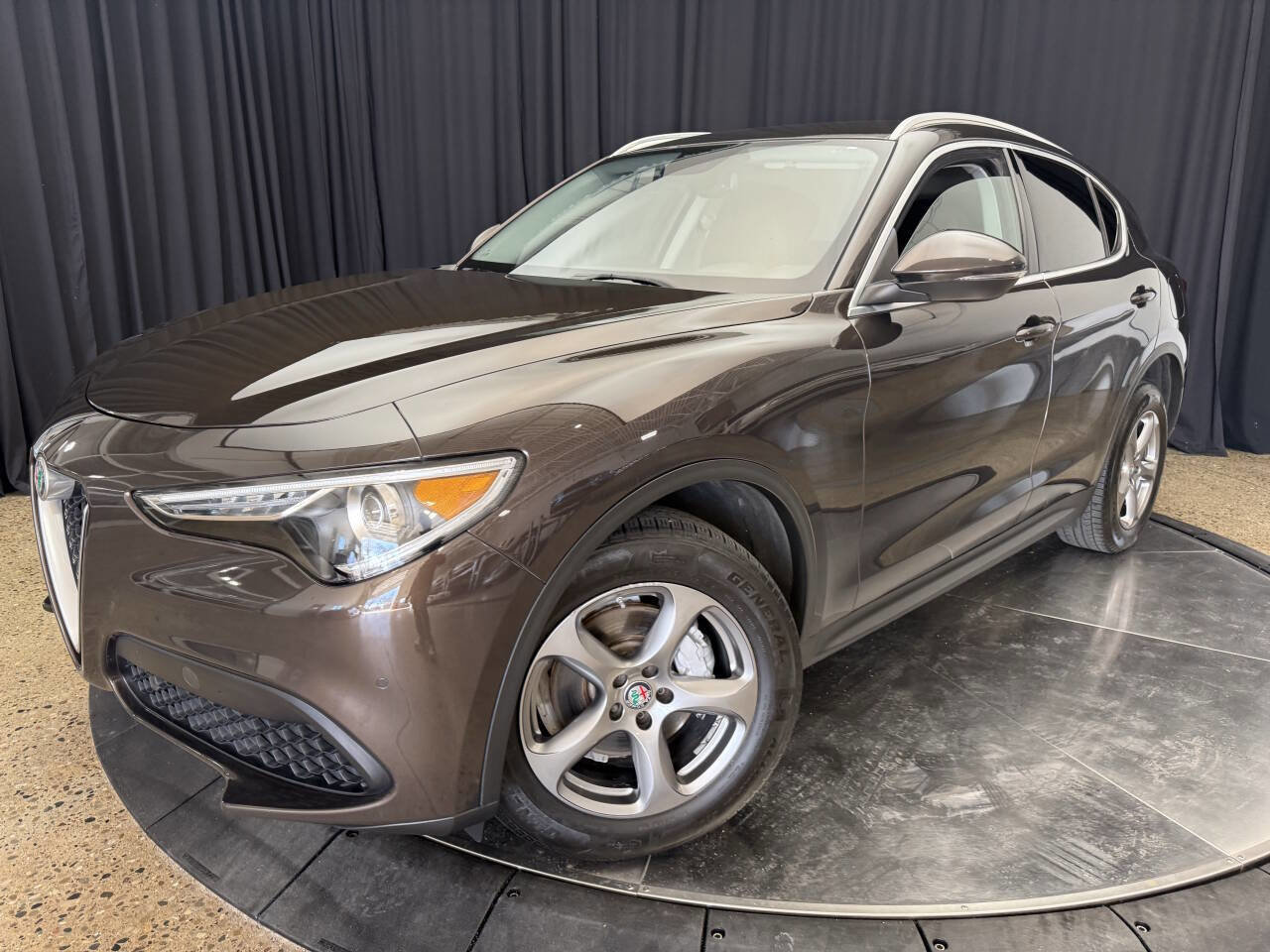 Used 2018 Alfa Romeo Stelvio AWD image 2