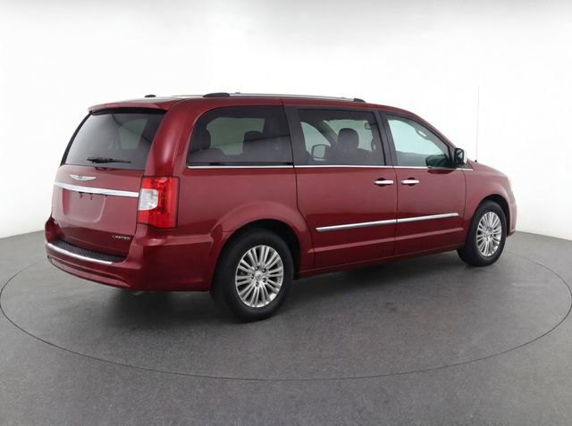 Used 2014 Chrysler Town & Country Limited w/ Luxury Group FWD image 4