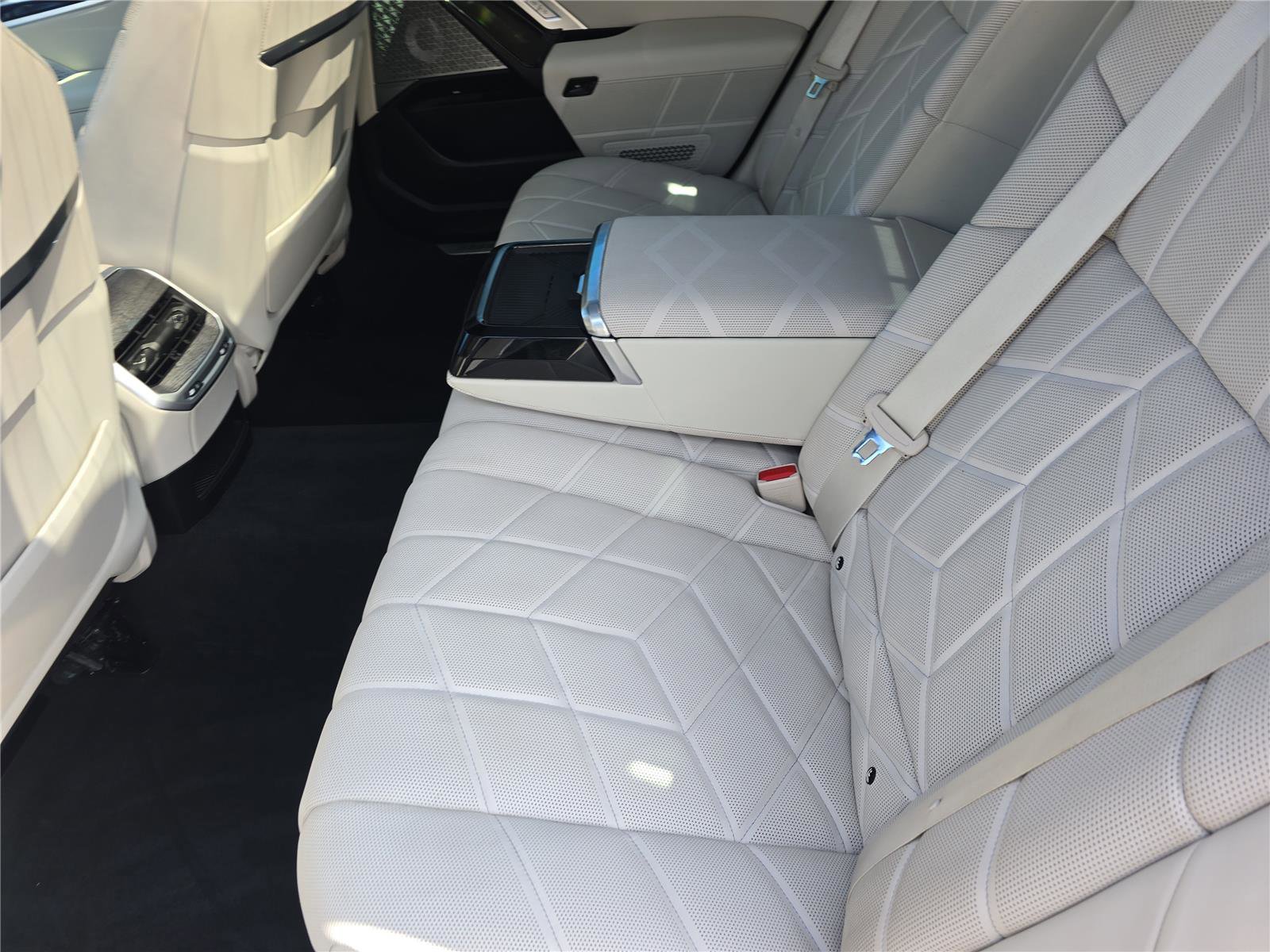 Used 2023 BMW 760i xDrive w/ Luxury Rear Seating Package image 14