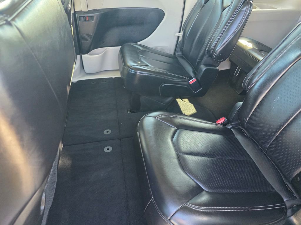 Certified 2023 Chrysler Pacifica Touring-L image 15