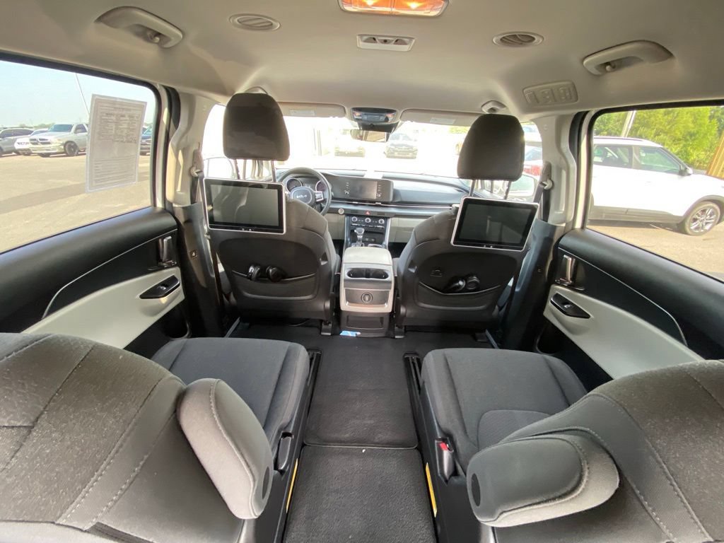 Used 2022 Kia Carnival LX FWD image 11