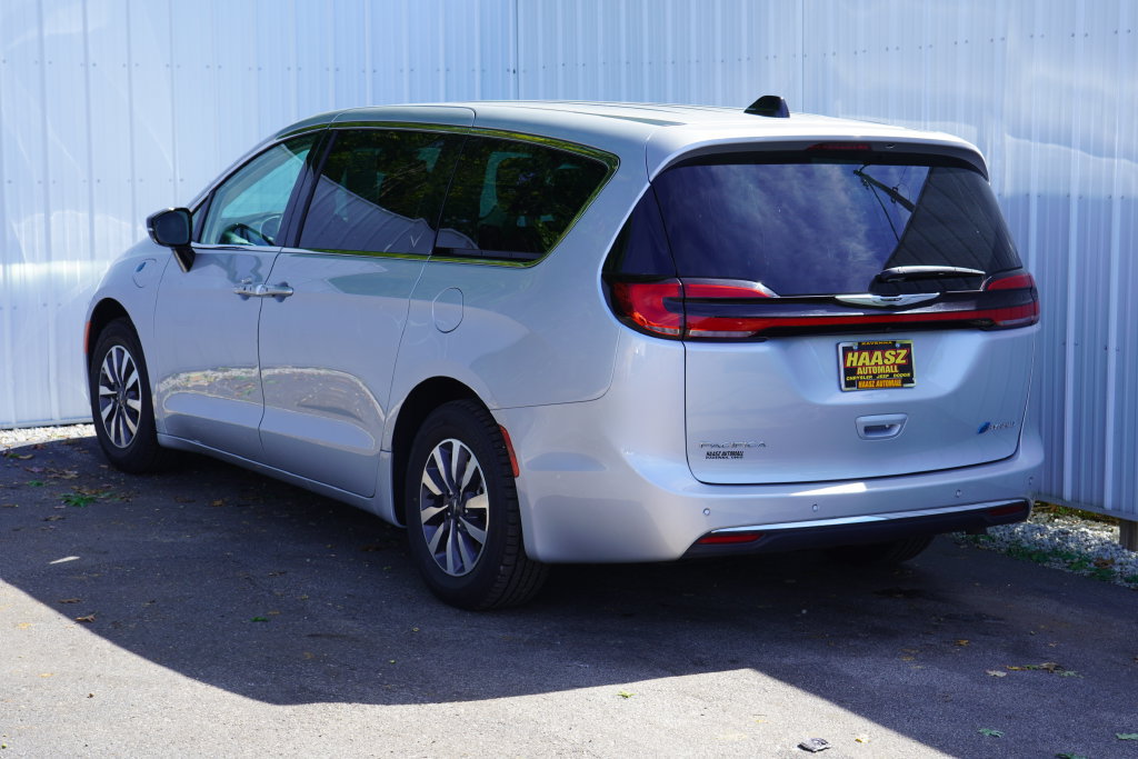 Used 2024 Chrysler Pacifica Limited FWD image 4
