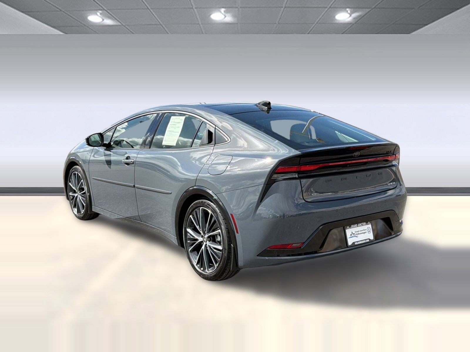 Used 2025 Toyota Prius XLE image 3