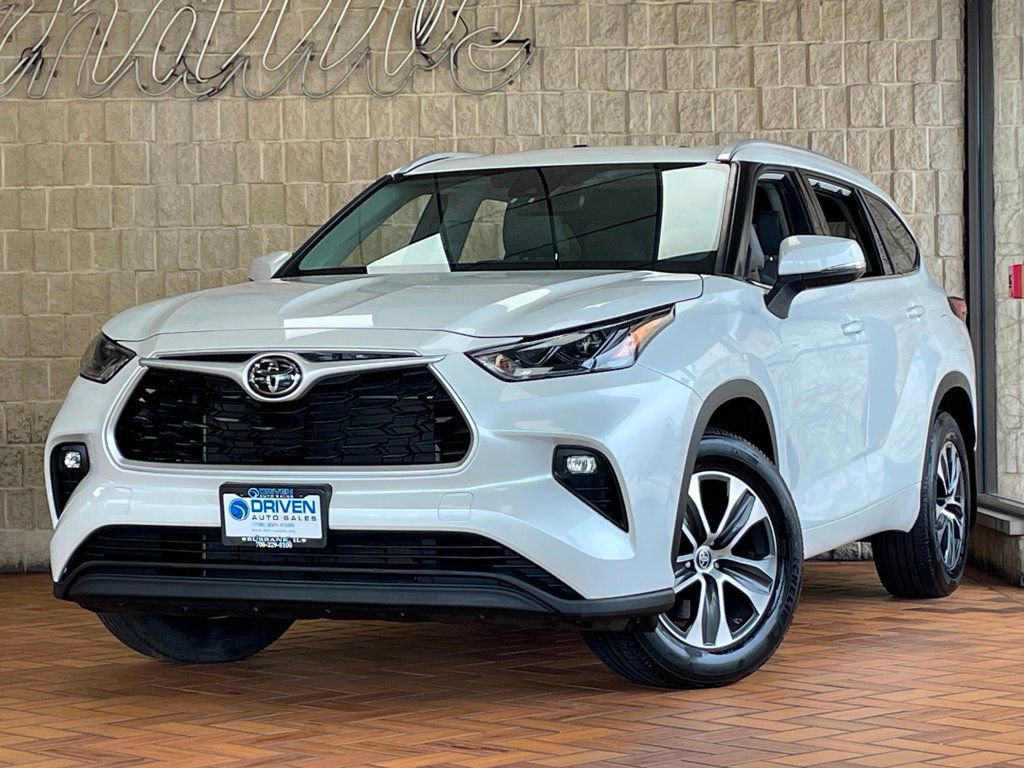 Used 2022 Toyota Highlander XLE AWD/4WD image 2