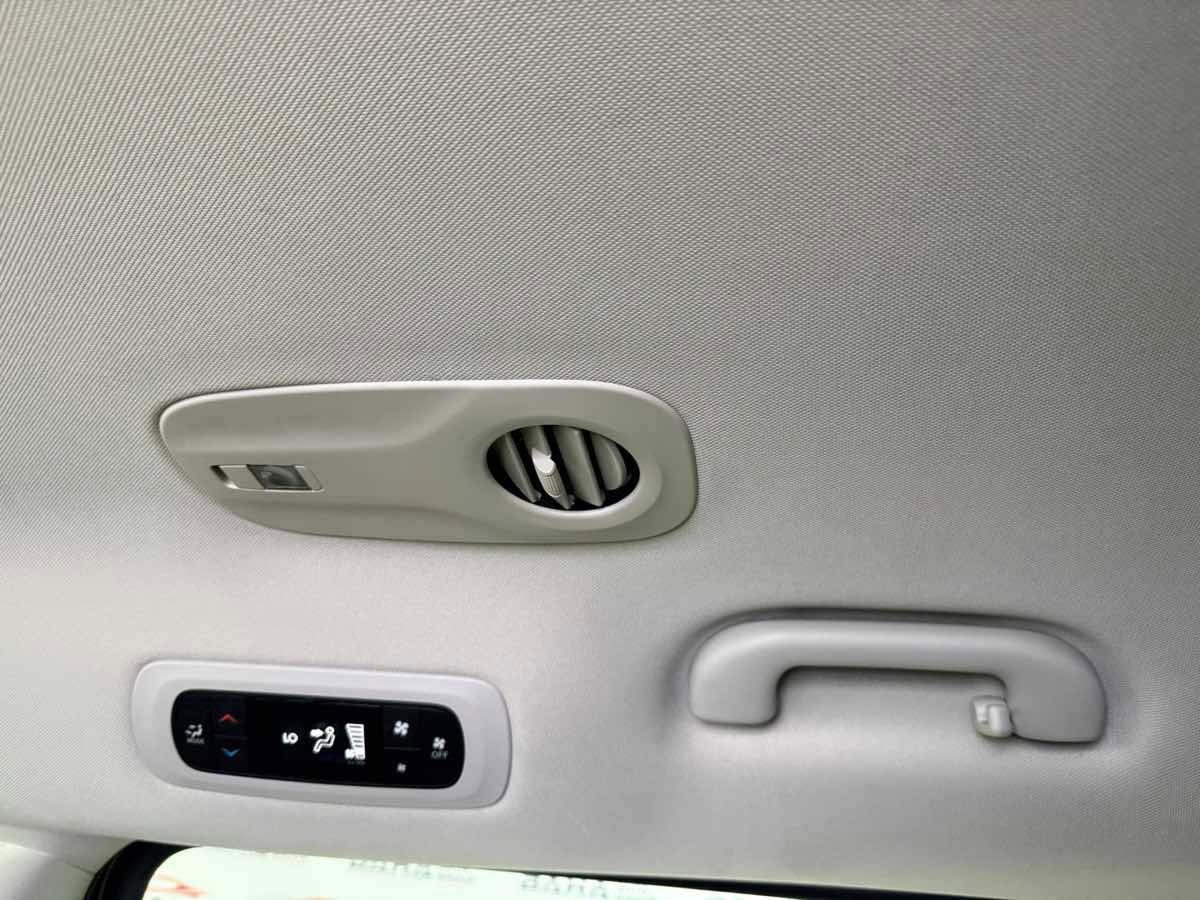 Used 2022 Chrysler Voyager LX image 33