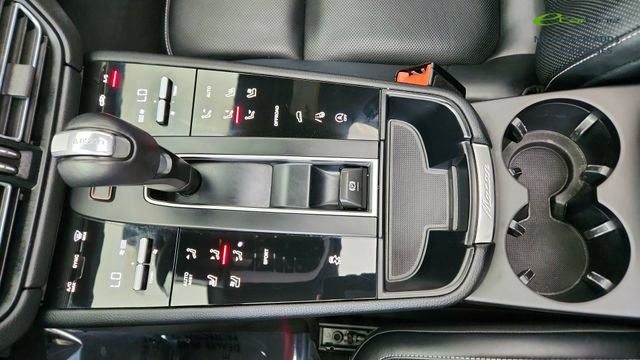 Used 2024 Porsche Macan AWD/4WD image 48