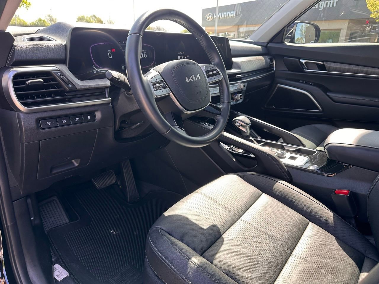 Used 2025 Kia Telluride EX w/ EX Captain's Chair Package image 22