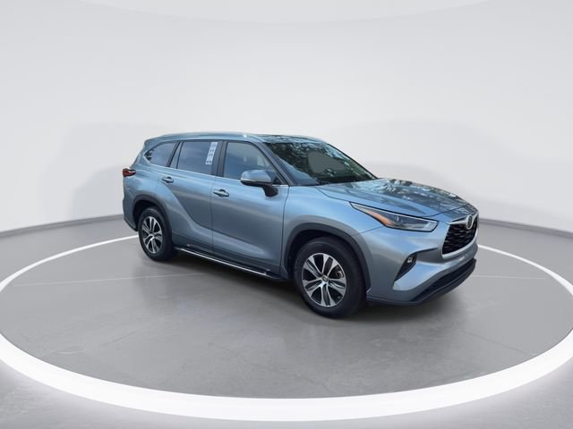 Used 2023 Toyota Highlander XLE image 2