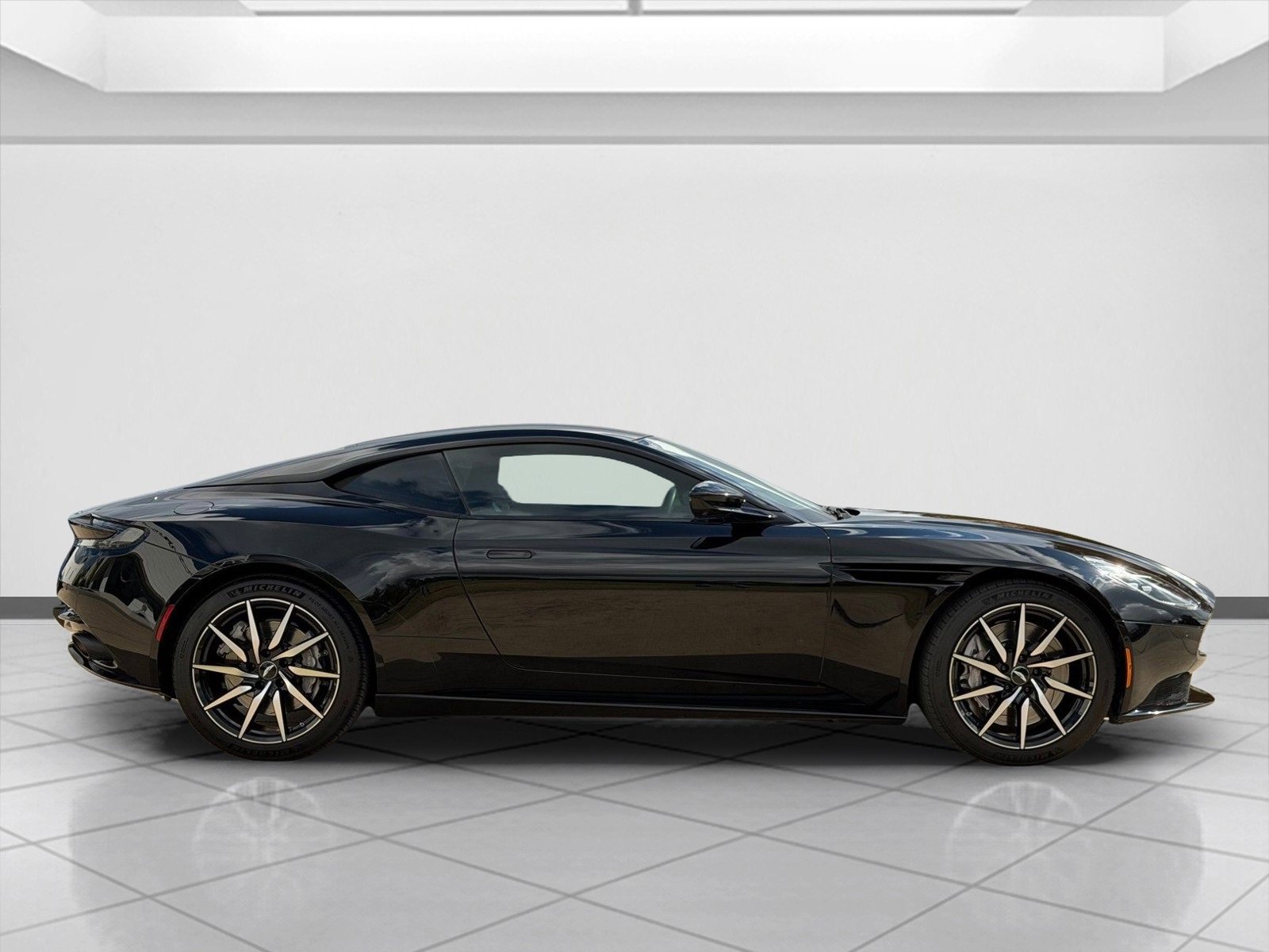 Used 2021 Aston Martin DB11 Coupe image 9