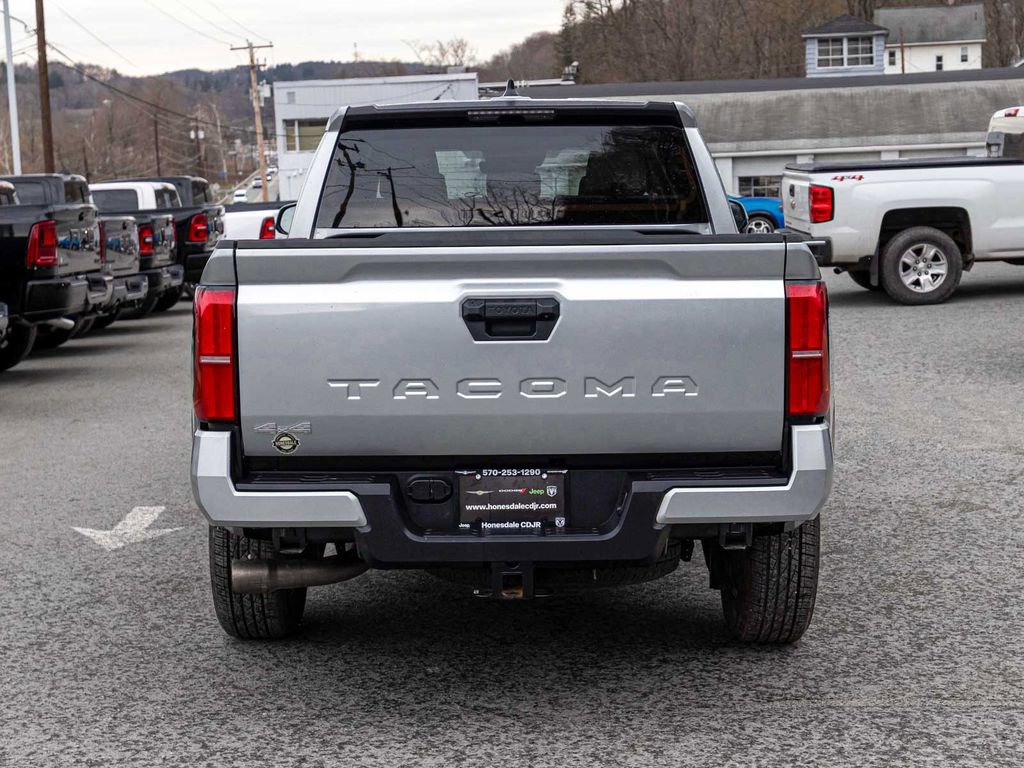 Used 2025 Toyota Tacoma SR5 AWD/4WD image 5