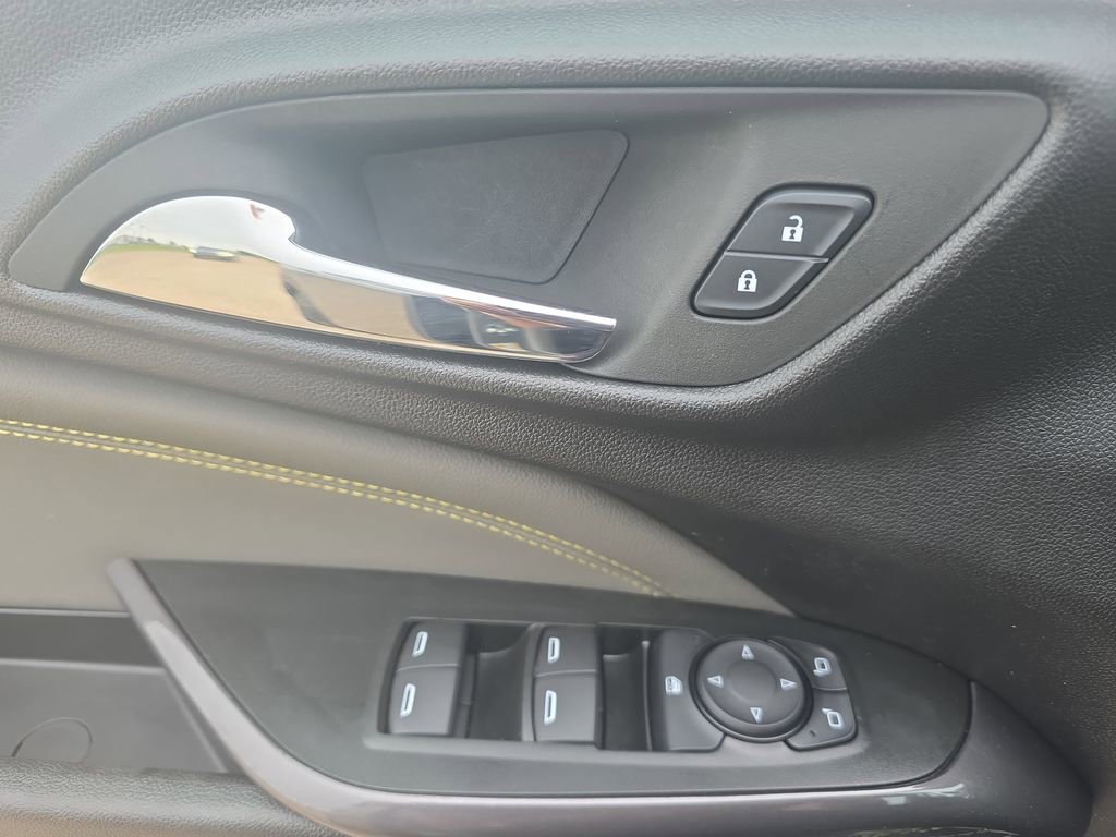 Used 2025 Chevrolet Trax ACTIV w/ Sunroof Package FWD image 27