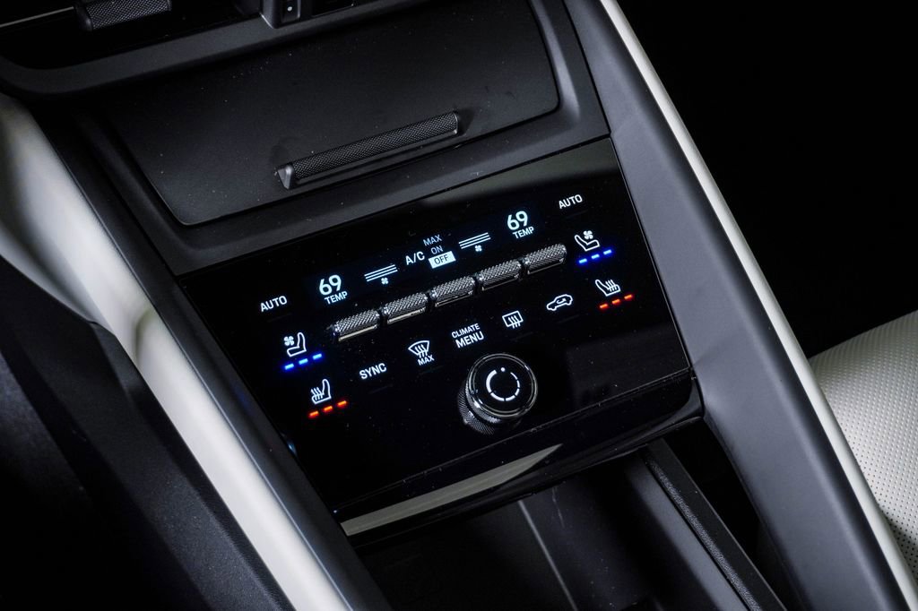 Certified 2025 Porsche Macan 4S Electric AWD/4WD image 24