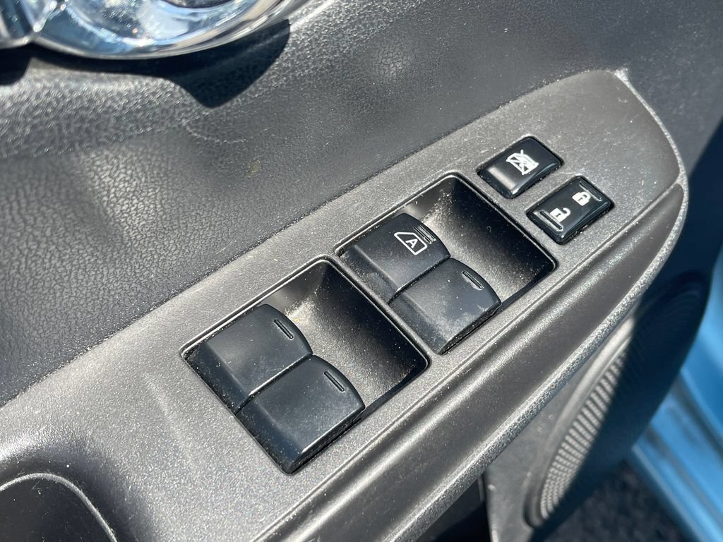 Used 2015 Nissan Versa Note SV FWD image 14