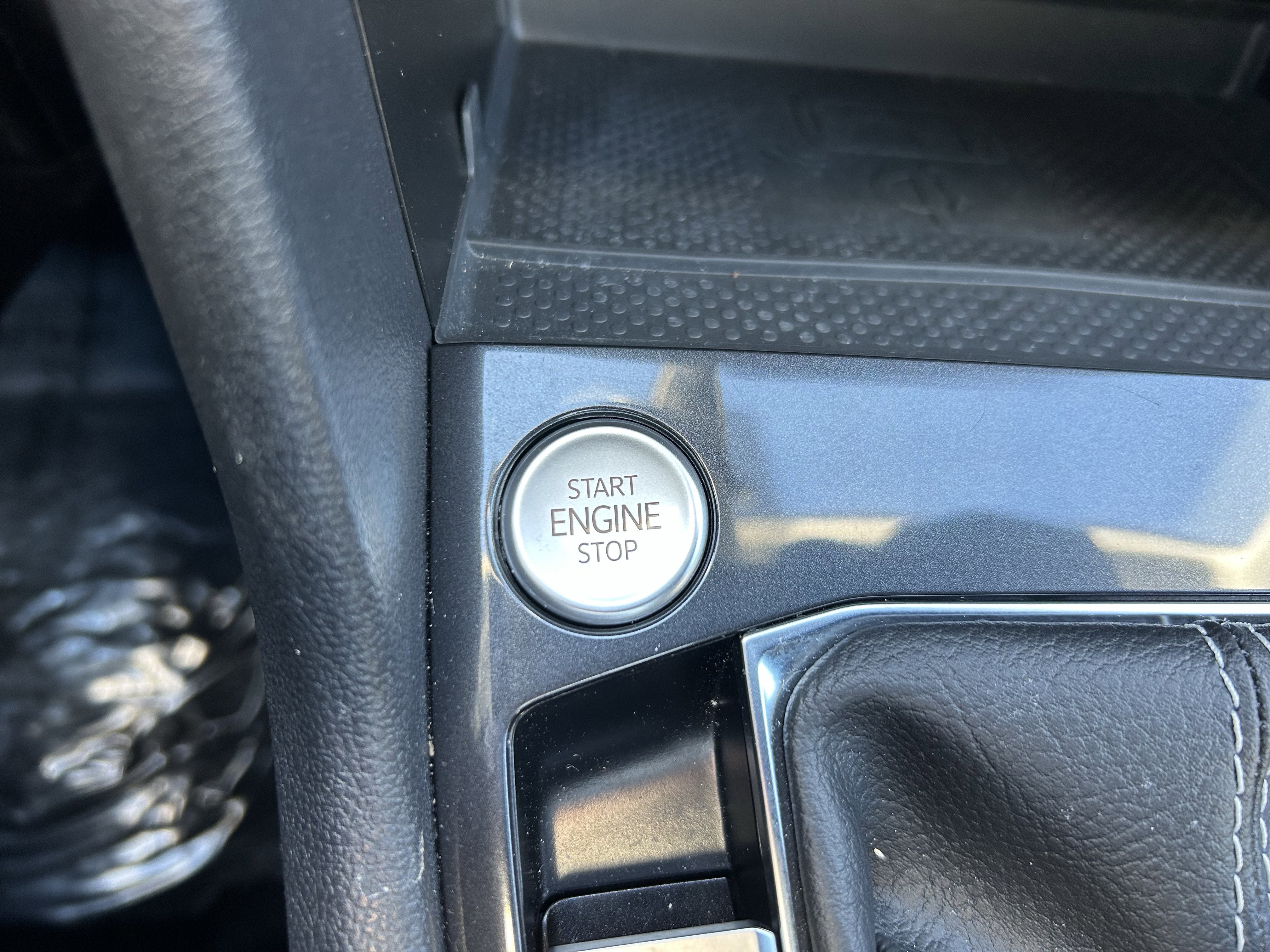 Used 2024 Volkswagen Tiguan SE w/ Panoramic Sunroof Package image 15