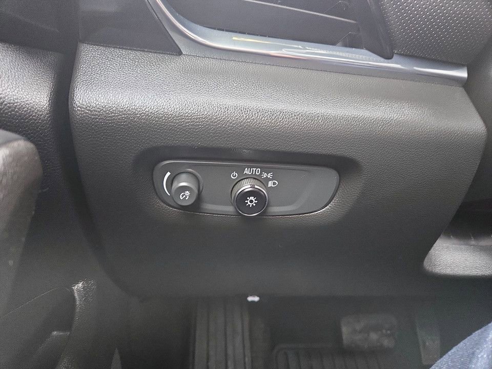 Used 2023 Chevrolet Traverse RS image 21