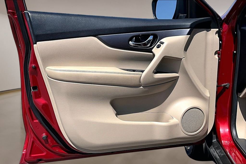 Used 2016 Nissan Rogue SV image 17