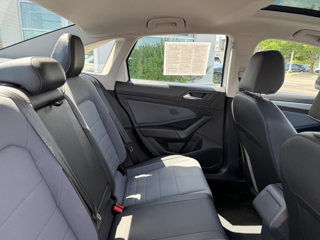 Used 2025 Volkswagen Jetta SE FWD image 10