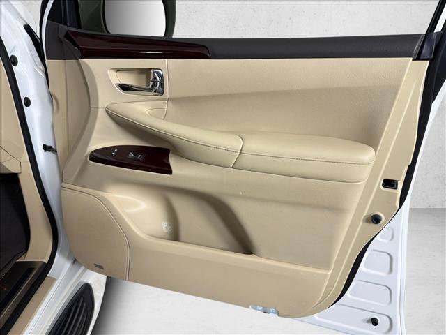 Used 2013 Lexus LX 570 4WD w/ Luxury Pkg w/Pre-crash image 16