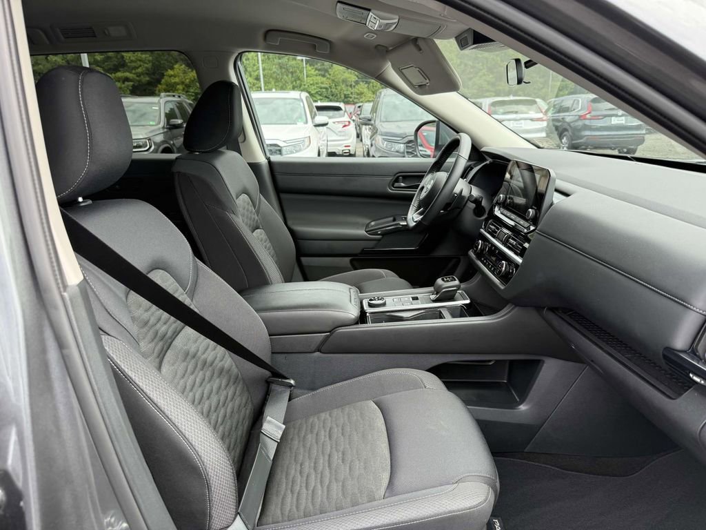 Used 2025 Nissan Pathfinder SV image 13