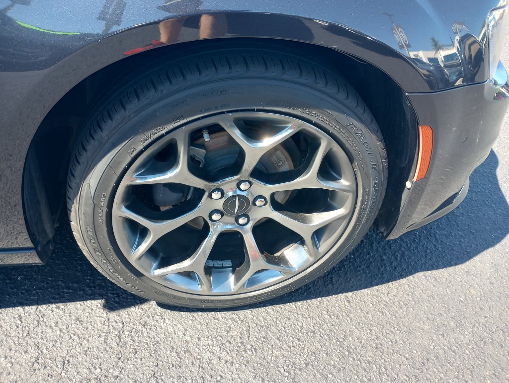Used 2018 Chrysler 300 S w/ 300S Premium Group RWD image 9