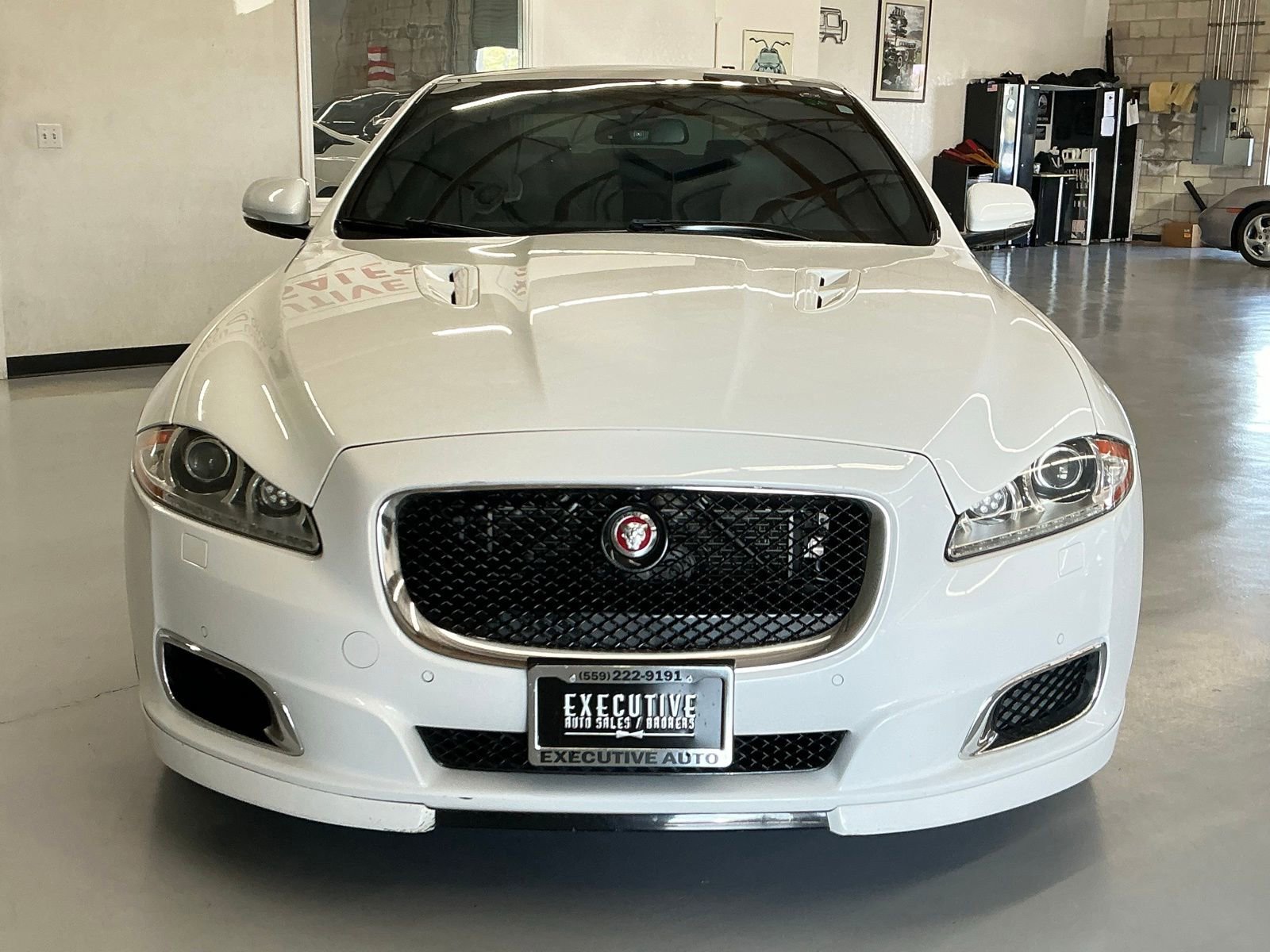 Used 2015 Jaguar XJ R LWB image 2