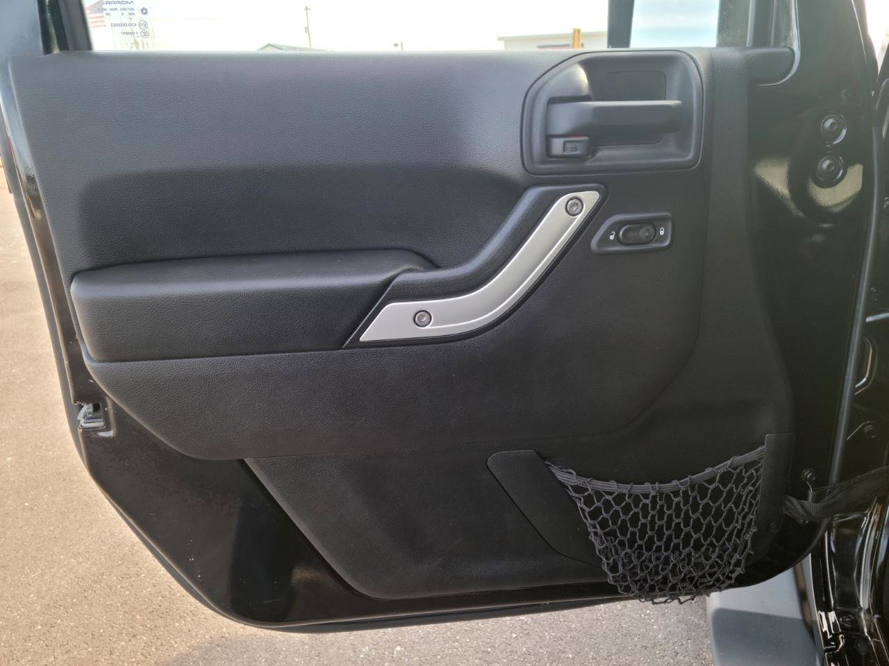 Used 2015 Jeep Wrangler Unlimited Sahara w/ Connectivity Group image 8