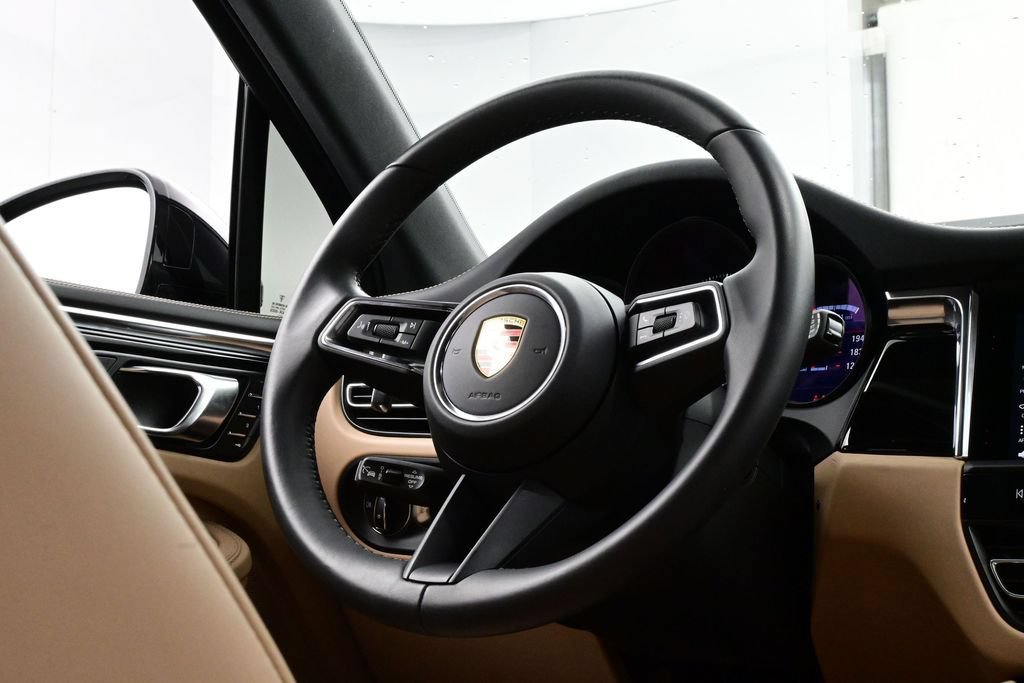 Certified 2025 Porsche Macan AWD/4WD image 21